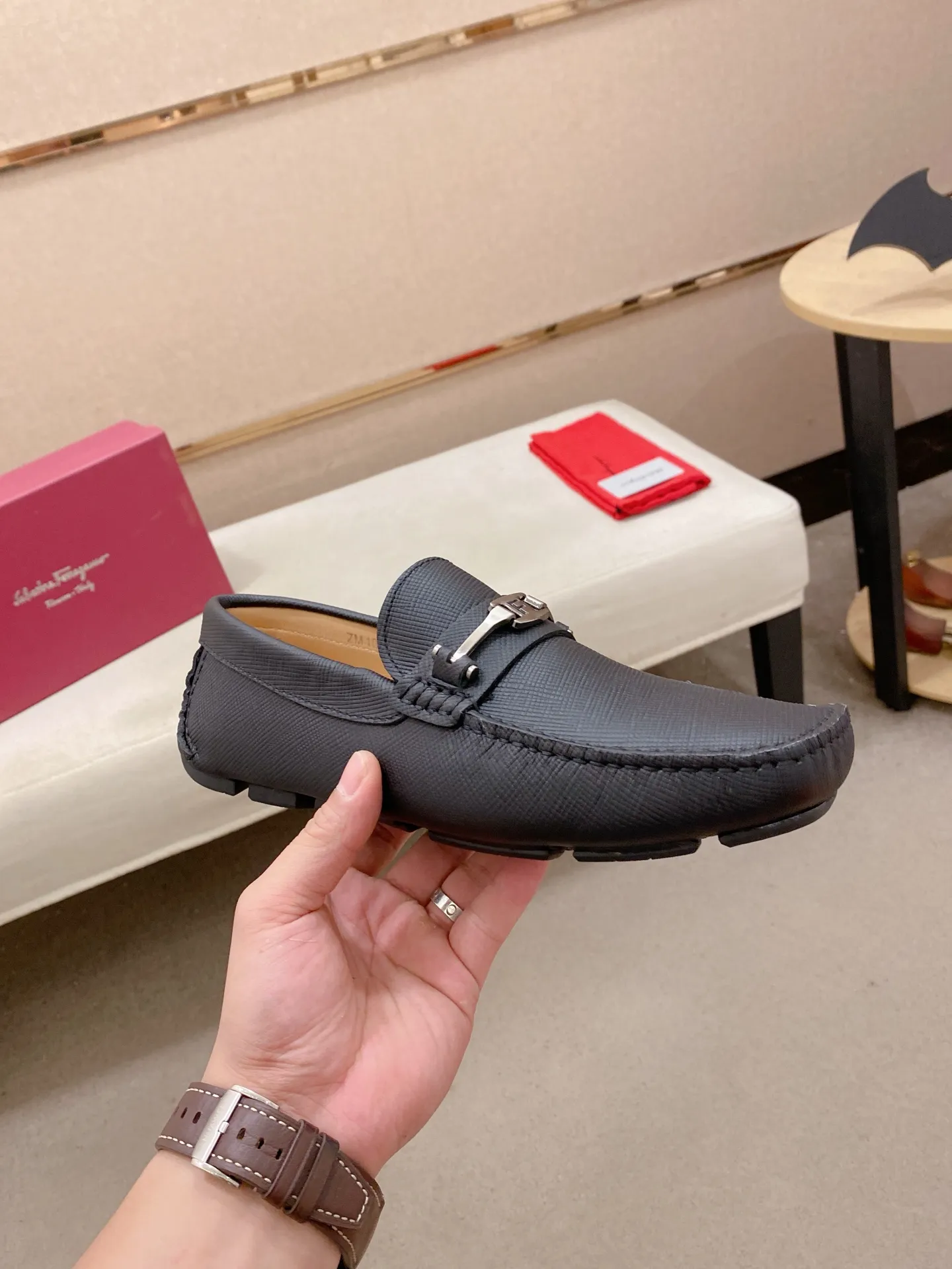 Factory price: 540💰High-end quality! Ferragamo🆕🆕Exclusive hot-selling products in stock🔥🔥New products on the shelves, high-quality Ferragamo men's pea shoes, high-end casual driving shoes, with complete packaging! 💪 💪 Material: imported first-layer cowhide 🐂 + imported high-quality water-dyed cowhide lining + wear-resistant outsole 👍🏻👍🏻 Features: high-end and comfortable, purely handmade 🚀 🚀 Create the perfect shoe that suits you best 🔥 🔥 Size: (38-44) 45 standard size can be customized!